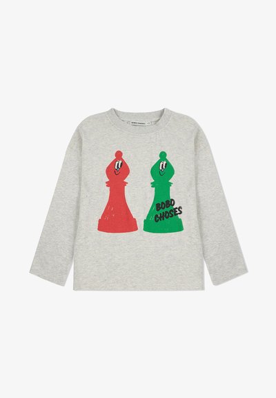 Hellgrau langärmliges T-Shirt mit zwei Cartoon-Schachfiguren in Rot und Grün mit lächelnden Gesichtern, und "BOBO CHOSES" darunter gedruckt.