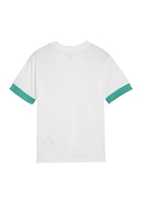 T-shirt de sport blanc avec des poignets en maille verte, présentant un col rond et une texture respirante. Comprend une petite étiquette sur le côté inférieur.