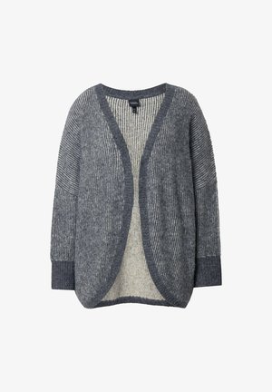 Cardigan en maille grise avec un col en V, présentant un motif rayé texturé. Intérieur plus clair contrastant, épaules tombantes et poignets côtelés.