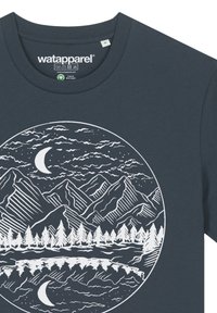 T-shirt en coton bleu marine avec un motif circulaire blanc représentant la nature, comprenant des montagnes, des arbres, un lac réfléchi et une lune croissante.