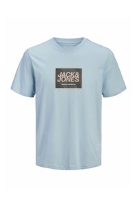 Jasnoniebieski bawełniany t-shirt z okrągłym dekoltem i krótkimi rękawami, z czarno-pomarańczowym nadrukiem "JACK & JONES" z przodu.