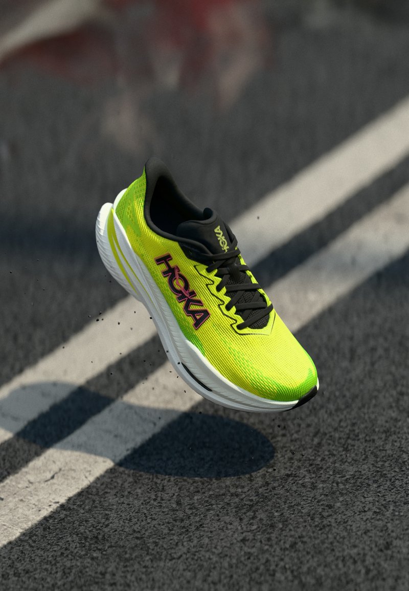 Chaussure de course Hoka avec une tige en maille néon jaune vif, des accents noirs et une semelle intermédiaire blanche, dotée d'un design élancé et d'une surface texturée.