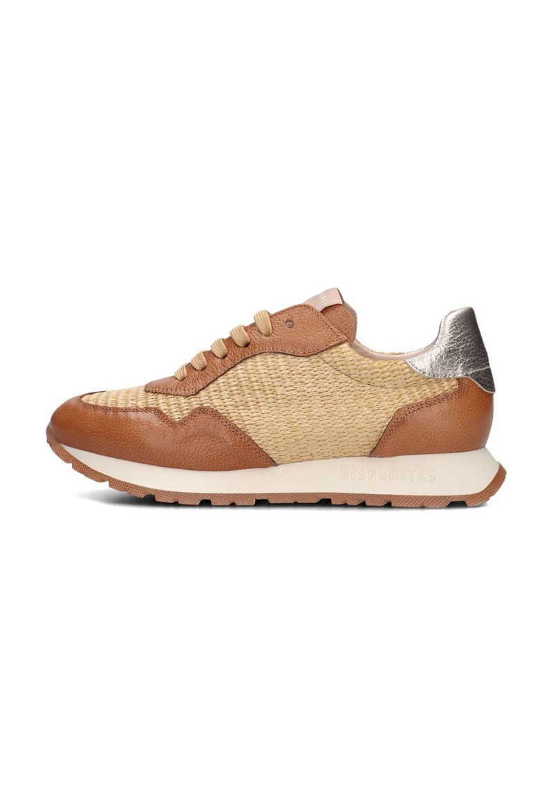 Sneaker mit einem gewebten Obermaterial in Beige und Braun, Lederakzenten, metallischem Absatz und einer strukturierten Gummisohle. Mit beigen Schnürsenkeln und Logo.