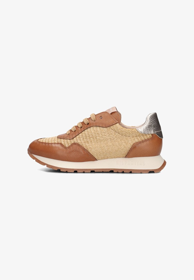 Sneaker mit einem gewebten Obermaterial in Beige und Braun, Lederakzenten, metallischem Absatz und einer strukturierten Gummisohle. Mit beigen Schnürsenkeln und Logo.