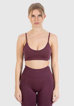 Bordeaux sport-bh met dunne bandjes, een ronde halslijn en een cropped ontwerp. Gecombineerd met bijpassende high-waisted legging. Soepele textuur.