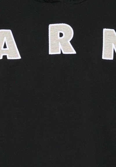 Tessuto nero con grandi lettere "A", "R" e "M" di colore grigio chiaro contornate, parzialmente visibili e equidistanti in fila.