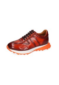 Leren sneaker in rood met brogue-details, bruine veters en een oranje rubberen zool. Heeft een gladde textuur en een sportief ontwerp.