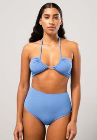 Ljusblå bikinitopp med samlad trekantstop och tunna band, samt högmidjade botten, tillverkad av ett slätt, texturerat material.