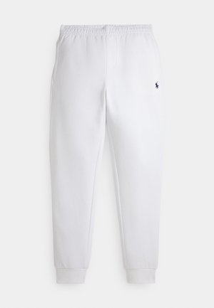 Bela bombažne športne hlače z elastičnim pasom, zapognjenimi gležnji, stranskimi žepi in majhnim mornarsko modrim logotipom igralca polo na desnem stegnu.