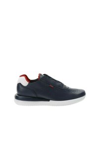 Sneaker in pelle blu navy con tomaia perforata, suola bianca e dettagli rossi sul tallone e sul rivestimento. Design slip-on con lacci elastici.