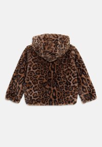 Veste en fausse fourrure imprimé léopard avec capuche, présentant des nuances de marron et de noir, texture douce et manches longues.