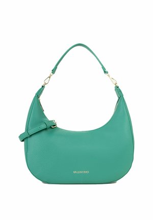 Sac bandoulière Valentino en cuir vert avec garnitures dorées, bandoulière réglable et forme incurvée en croissant.