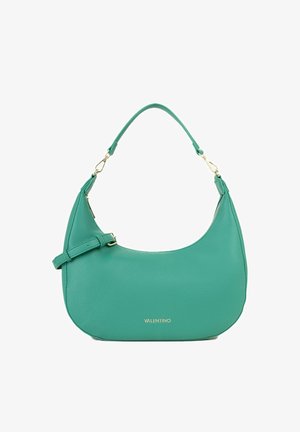 Sac bandoulière Valentino en cuir vert avec garnitures dorées, bandoulière réglable et forme incurvée en croissant.