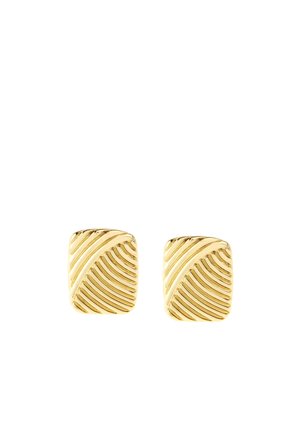 Et par guld rektangulære studs med diagonale rillemønstre på en hvid baggrund.