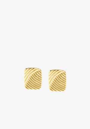 Une paire de boucles d'oreilles rectangulaires en or avec des motifs de lignes en diagonale sur un fond blanc.