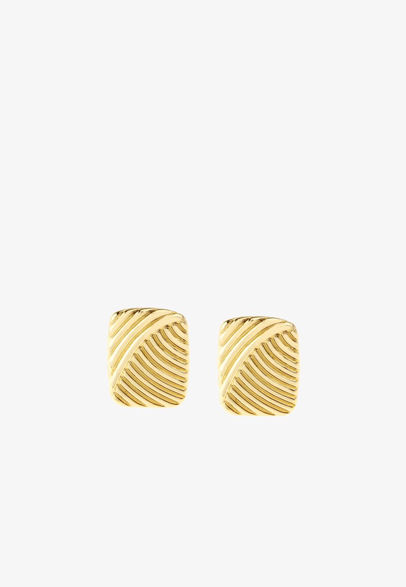 Un paio di orecchini a quadrato in oro con motivi a righe diagonalmente scanalate su uno sfondo bianco.