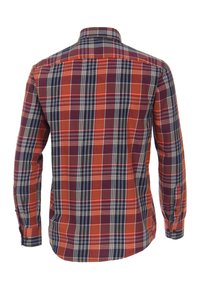 Camicia a maniche lunghe a quadri in rosso, blu navy e bianco. Presenta polsini con bottoni e un colletto classico. Realizzata in morbido cotone con una texture liscia.