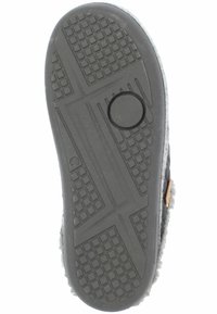 Zwarte buitenzool met een textured, grip oppervlak met vierkante patronen en een circulair detail; afgezet met grijs gevoerd materiaal.