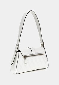 Bílá prošívaná kabelka s elegantním designem, zdobená černým lemem a zapínací kapsou. Nastavitelný ramenní popruh ve shodné bílé barvě.