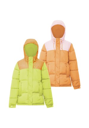 Deux doudounes à capuche avec un design color-block, l'une verte et orange, l'autre orange et rose clair, montrées de face sur fond blanc.