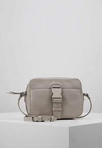 Kompaktowa szara skórzana torba na biodro o teksturowanej powierzchni, z regulowanym paskiem i wyraźną srebrną klamrą z przodu.