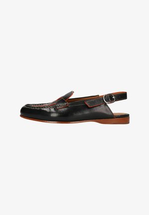 Schwarze Leder-Slingback-Schuhe mit roten Akzenten, Mokassinstil, flache Sohle, runde Zehenform und einem einzelnen Schnallenriemen.