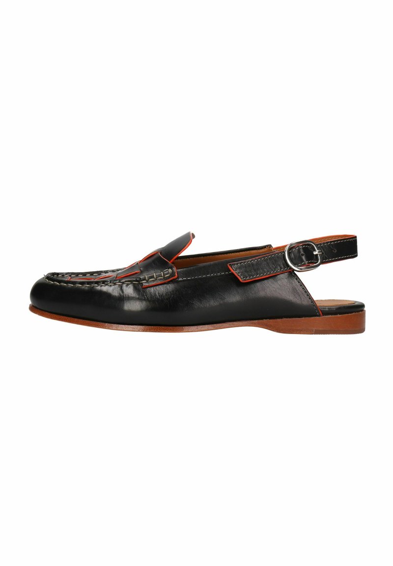Schwarze Leder-Slingback-Schuhe mit roten Akzenten, Mokassinstil, flache Sohle, runde Zehenform und einem einzelnen Schnallenriemen.