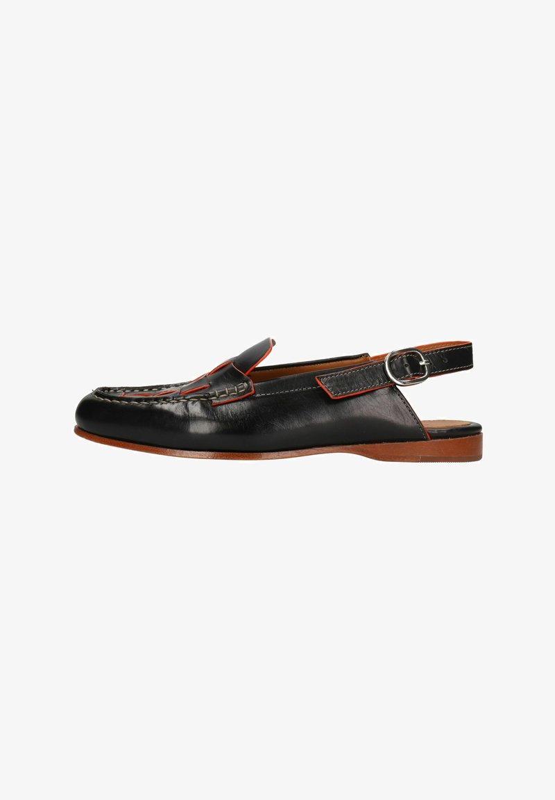Schwarze Leder-Slingback-Schuhe mit roten Akzenten, Mokassinstil, flache Sohle, runde Zehenform und einem einzelnen Schnallenriemen.