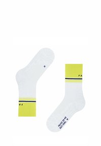 Białe skarpetki z żółtym mankietem, zdobione niebieskimi i zielonymi paskami; oznaczone literami 'P' i 'L' dla prawej i lewej stopy, z detalem logo po boku.