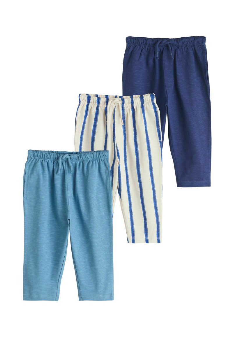 Drie paar kinderbroeken: één lichtblauw, één blauw gestreept op crème en één effen donkerblauw. Allemaal met elastische tailles.