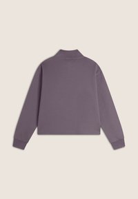 Felpa cropped in viola tenue, realizzata in tessuto morbido. Presenta un colletto classico e polsini a costine. Design semplice e pulito.