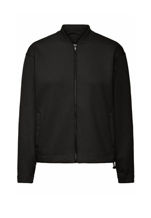 Czarna kurtka bomberka wykonana z gładkiego materiału, z ribbowanym kołnierzem, zamek błyskawiczny, boczne kieszenie i elastyczne mankiety. Minimalistyczny design.