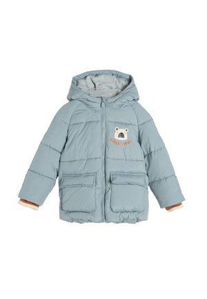 Vaaleansininen untuvapuku, jossa on huppu, karhukuva ja "COLD VIBES" -teksti, kaksi etutaskua ja resorit hihansuissa.