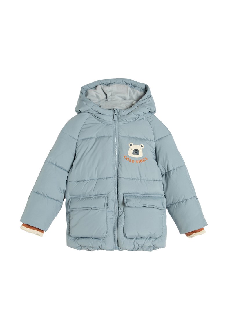 Chaqueta acolchada de color azul claro con capucha, que presenta un gráfico de un oso y el texto "COLD VIBES", dos bolsillos frontales y puños acanalados.