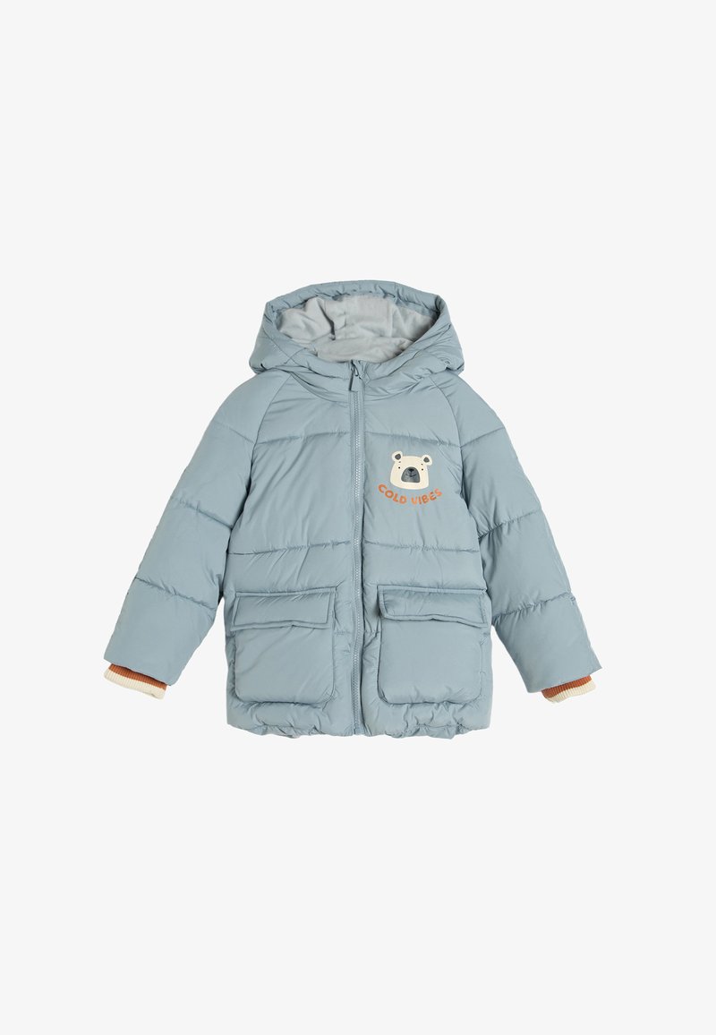 Lyseblå pufferjakke med hætte, udstyret med et bjørnegrafik og teksten "COLD VIBES", to frontlommer og ribbede manchetter.