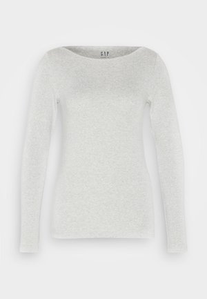 T-shirt à manches longues gris en mélange de coton doux, avec un encolure large et une silhouette ajustée, présentant des coutures minimales et une texture lisse.