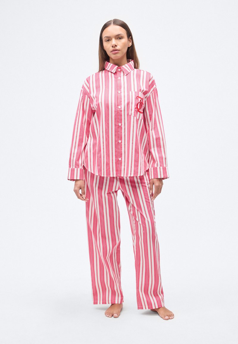 Ροζ και λευκό ριγέ σετ πυτζάμας με πουκάμισο με κουμπιά και τσέπη, συνοδευόμενο από άνετο παντελόνι. Λείο βαμβακερό ύφασμα.