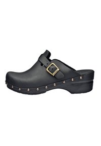 Zoccolo nero in pelle liscia con punta rotonda, dotato di una fibbia laterale e borchie decorative in ottone lungo il bordo inferiore.