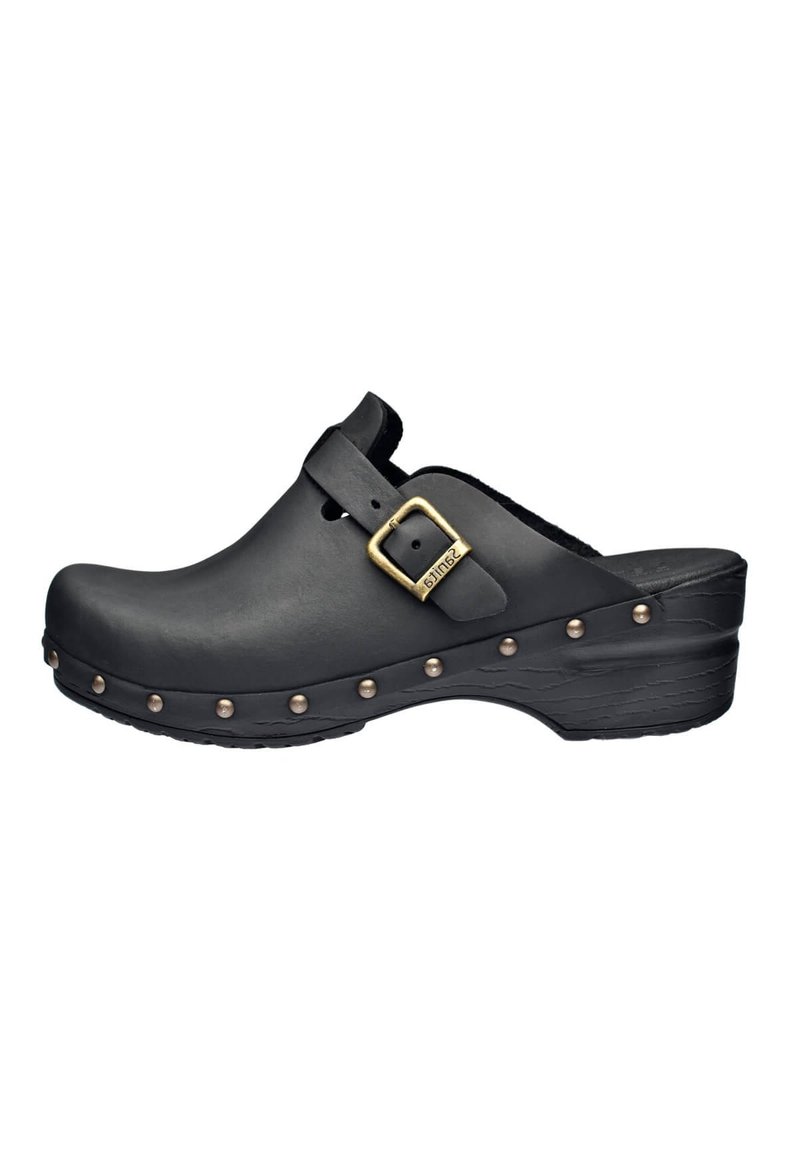 Zoccolo nero in pelle liscia con punta rotonda, dotato di una fibbia laterale e borchie decorative in ottone lungo il bordo inferiore.