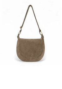 Sac à épaule en daim marron avec un rabat courbé, une sangle réglable et des finitions en métal doré. Présente une texture lisse et un design minimaliste.