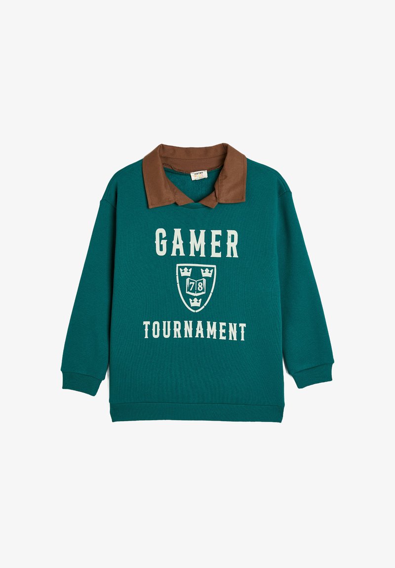 Teal sweatshirt med brun krave og lange ærmer. Har teksten "GAMER TOURNAMENT" og et skjoldgrafik med kroner. I bomuldsstruktur.