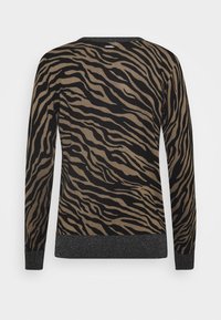 Langärmliger Pullover mit einem schwarzen und beige-goldenen Tigerstreifenmuster, geripptem schwarzem Kragen und Bündchen sowie einem Metallic-Faden-Akzent am Saum.