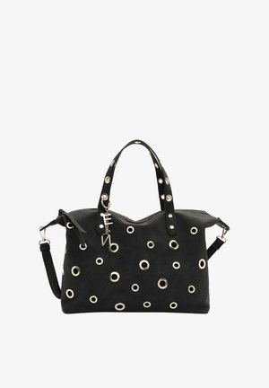 Borsa in camoscio nero con grandi occhielli metallici, due manici, tracolla removibile e chiusura con zip.