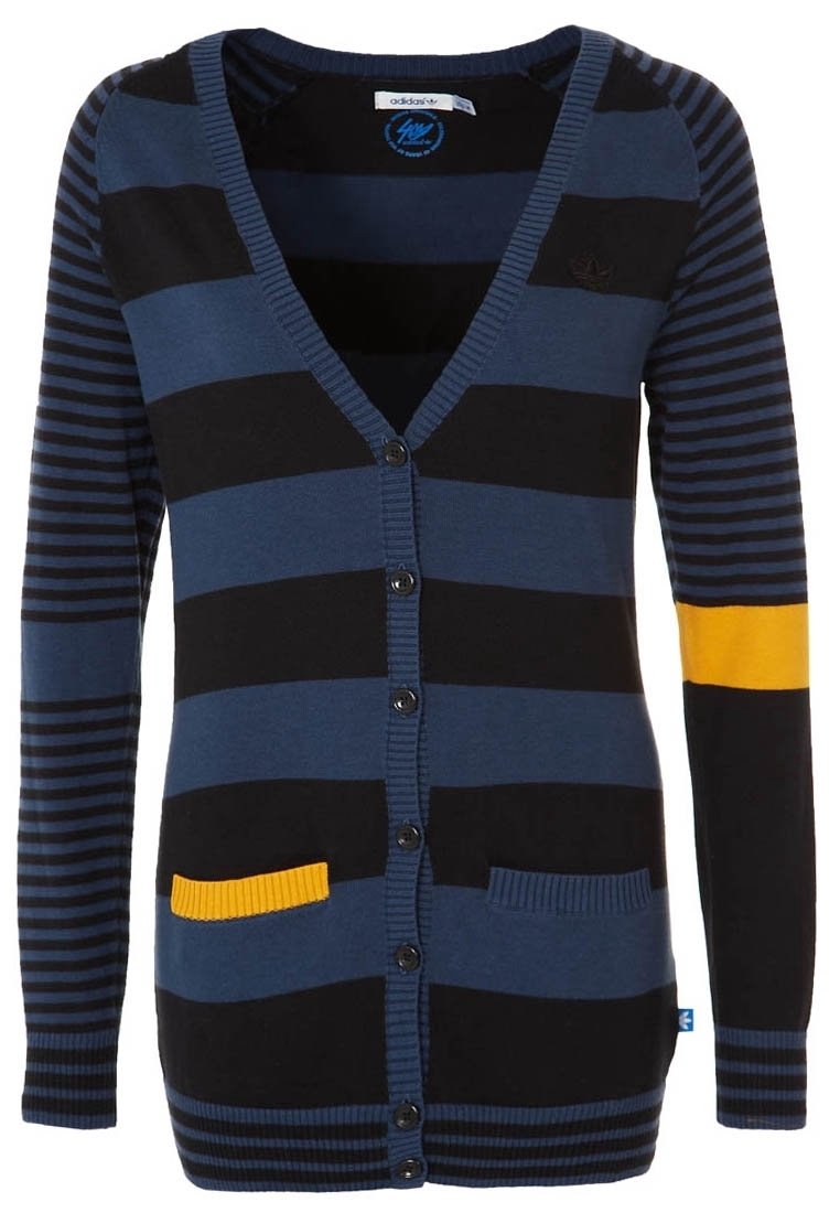 Blå och svart randig cardigan med V-formad halsringning, knäppning framtill, två fickor och en gul accent på en ärm. Mjuk, ribbad textur.