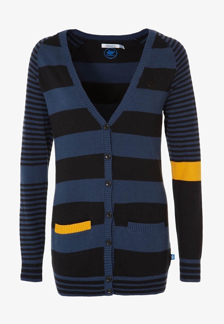 Blå och svart randig cardigan med V-formad halsringning, knäppning framtill, två fickor och en gul accent på en ärm. Mjuk, ribbad textur.