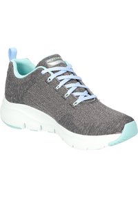 Scarpa sportiva Skechers in materiale di maglia grigia con accenti blu chiaro. Presenta punta arrotondata, suola bianca imbottita e lacci blu chiaro.