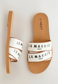 Sandales plates marron clair avec doubles brides en tissu blanc portant l'inscription "LE MARAIS PARIS", taille 6,5/40, marque "NEXT" imprimée sur la semelle.