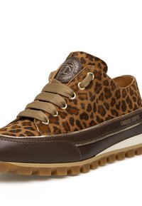 Sneaker con stampa leopardata caratterizzata da suede e pelle marrone, forma arrotondata, occhielli in metallo, dettagli dorati e suola in gomma testurizzata.