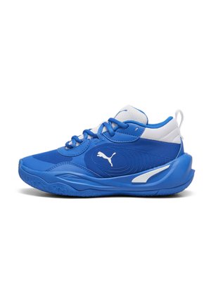 Blaue Sportschuhe mit einem Mesh-Obermaterial, weißen Akzenten, strukturiertem Sohlenprofil und Schnürsenkeln. Seitliches Logo ist auffällig platziert. Leichtes Design.