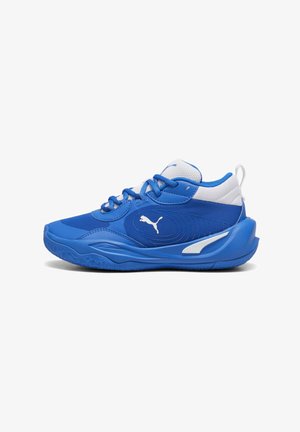 Zapatillas deportivas azules con parte superior de malla, acentos blancos, suela texturizada y cordones. Logo lateral mostrado de forma prominente. Diseño ligero.